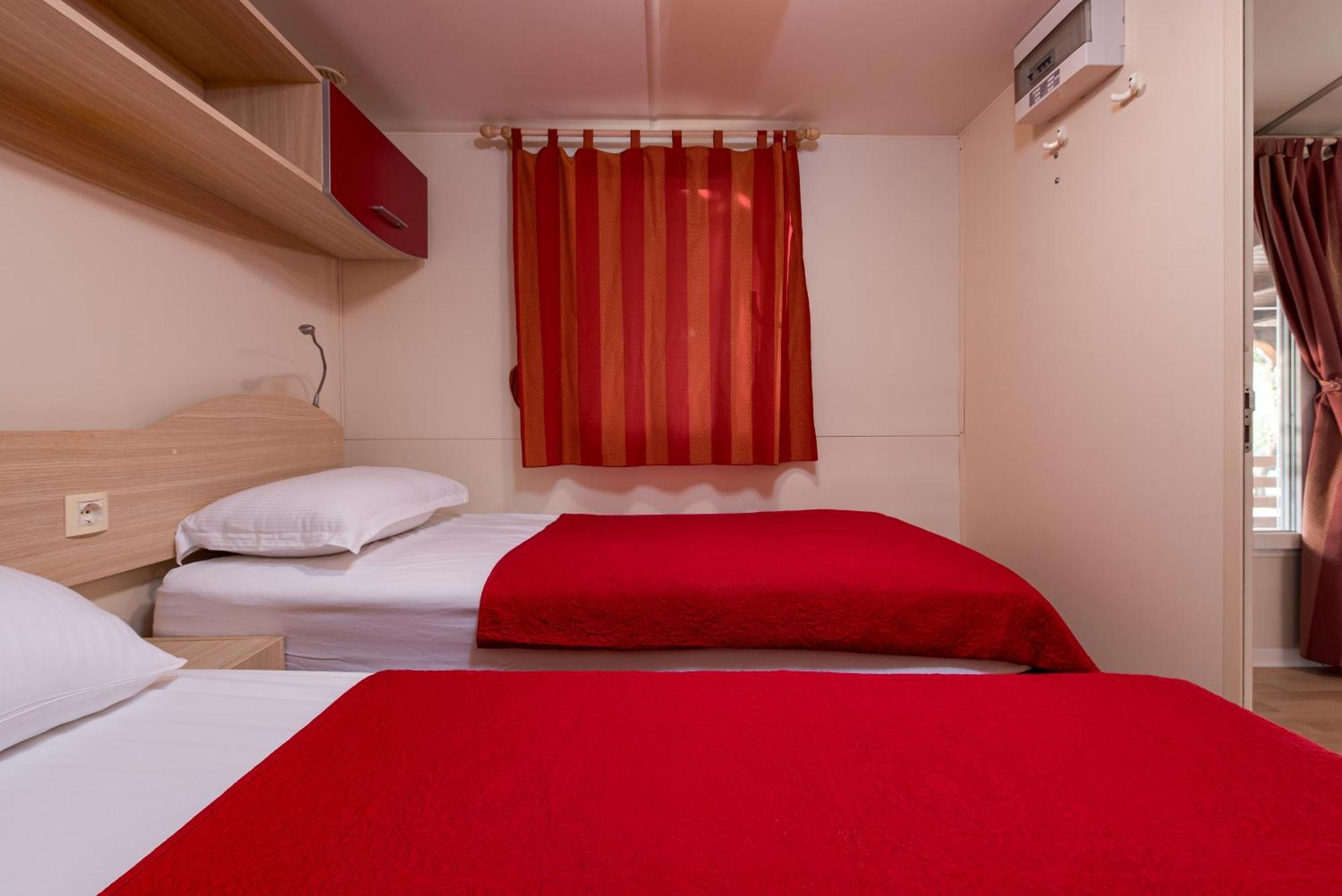 Camp Mrkva Mobile Homes With Pool Sukosan Ruang foto