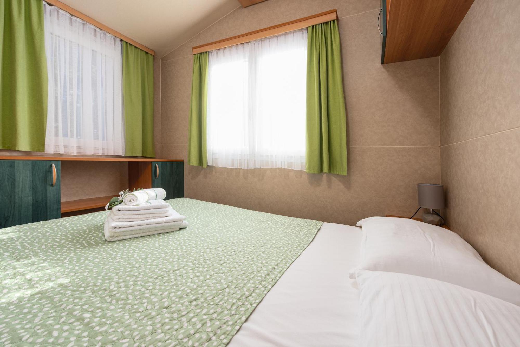 Camp Mrkva Mobile Homes With Pool Sukosan Ruang foto